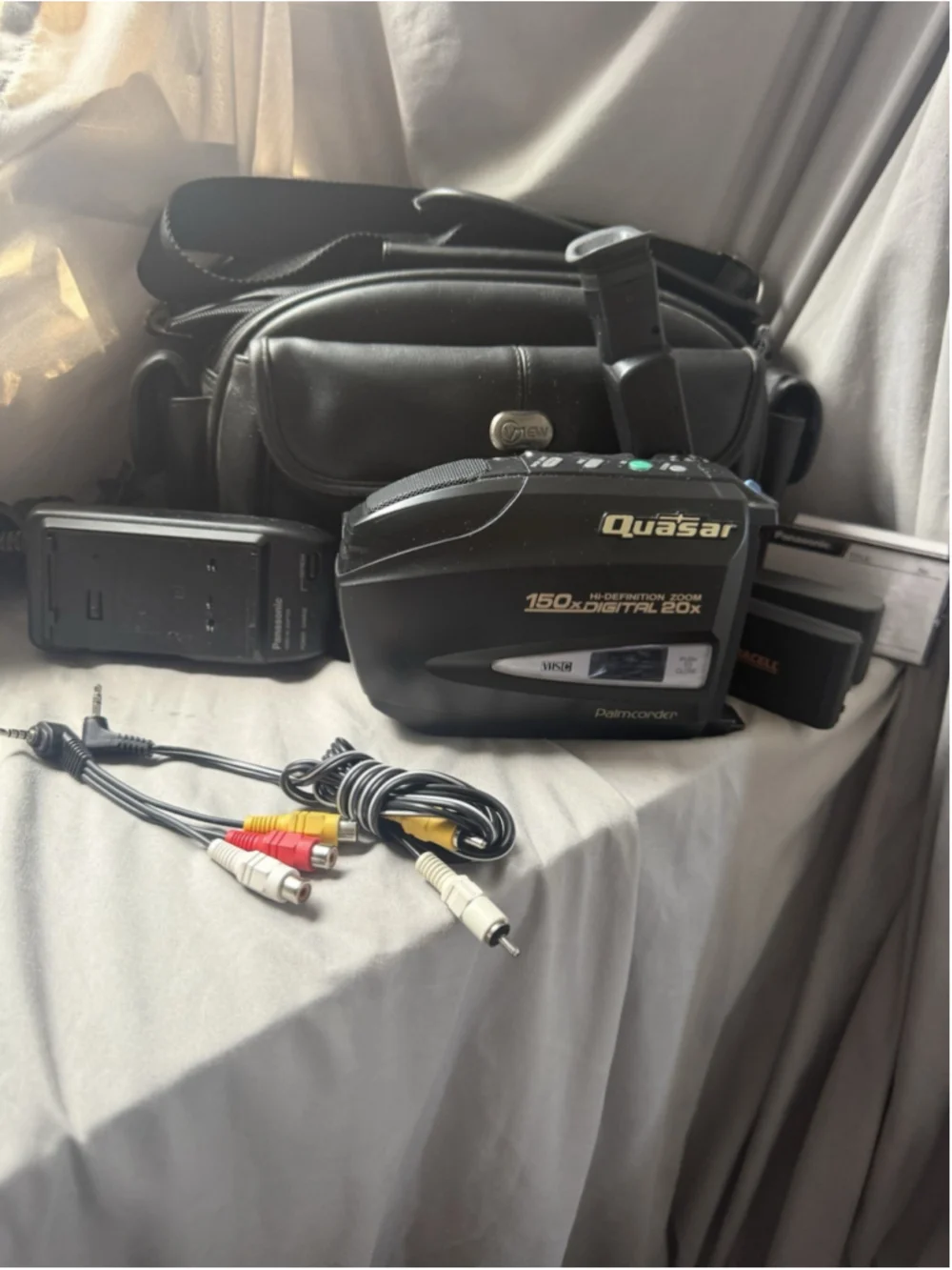 Quasar VM-D51Palmcorder VHSC 20x Zoom Lens Video Camera w batteries Works